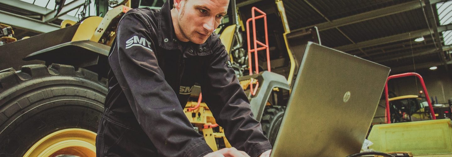 smt werknemer voert inspectie machines uit