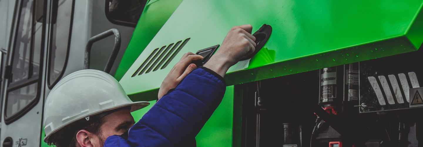 man aan het werk met machine